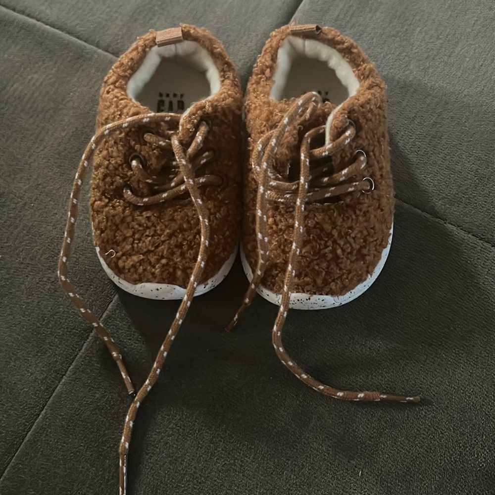 3-6 month old shoes
Brown Fuzzy
Baby Gap